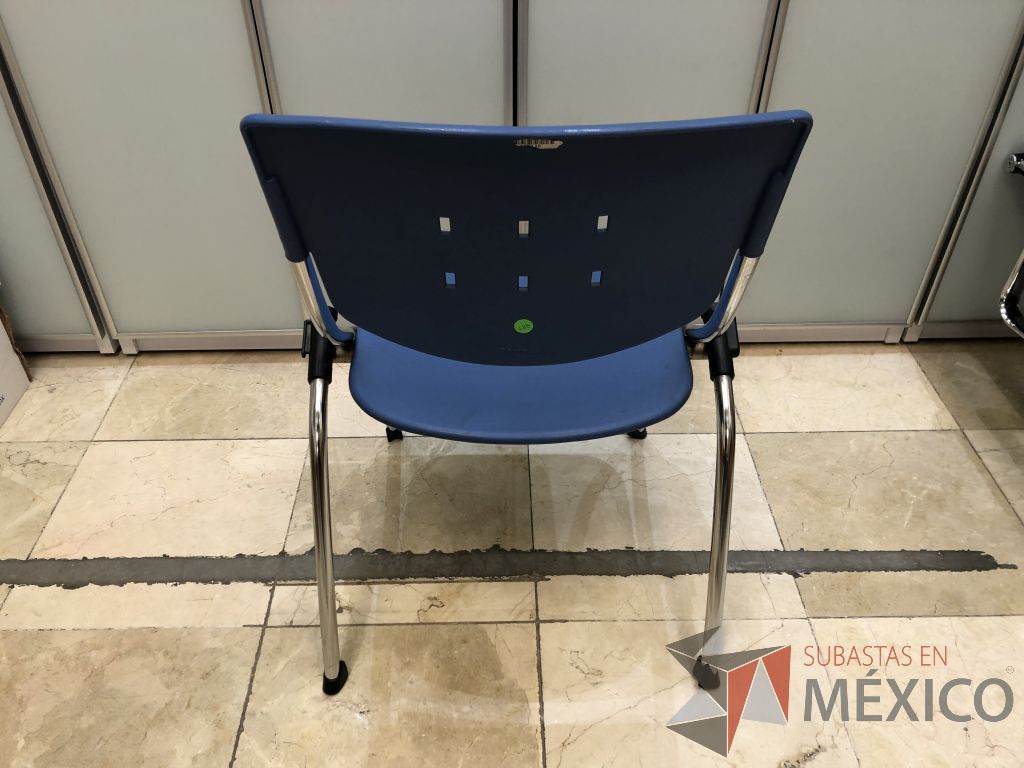 Lote 576 - 2 Sillas fijas, asiento y respaldo en plástico color azul - Imagen 6