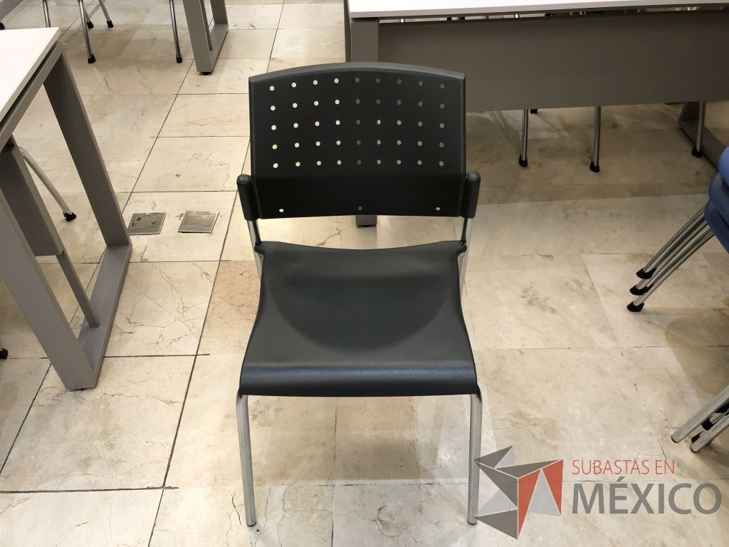 Lote 583 - Silla fija, asiento y respaldo en plástico color negro
