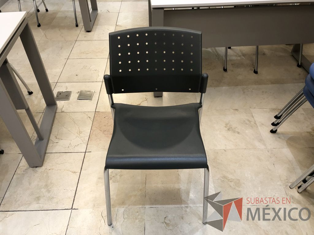 Lote 583 - Silla fija, asiento y respaldo en plástico color negro - Imagen 2