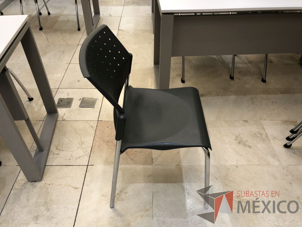 Lote 583 - Silla fija, asiento y respaldo en plástico color negro - Imagen 3