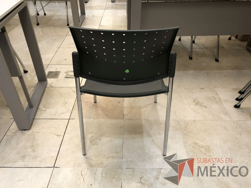 Lote 583 - Silla fija, asiento y respaldo en plástico color negro - Imagen 4