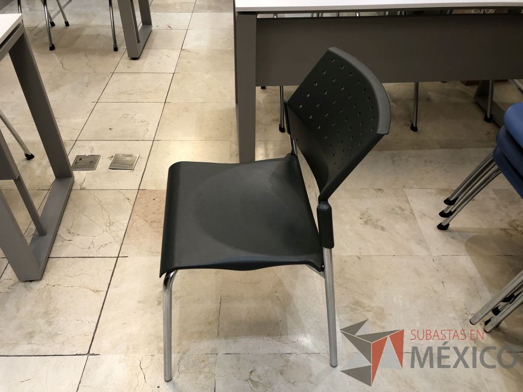 Lote 583 - Silla fija, asiento y respaldo en plástico color negro - Imagen 5