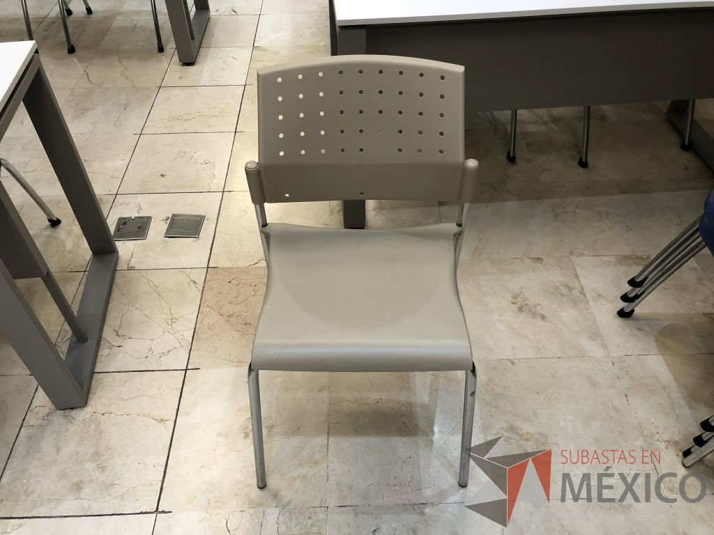 Lote 584 - Silla fija, asiento y respaldo en plástico color café