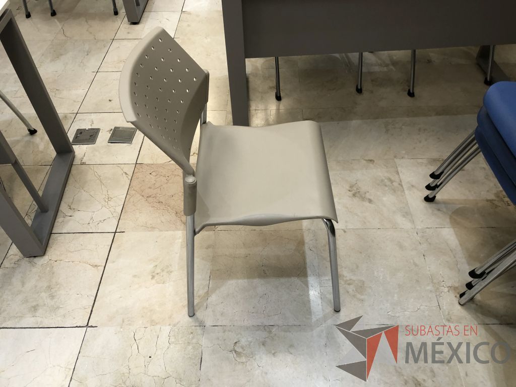 Lote 584 - Silla fija, asiento y respaldo en plástico color café - Imagen 3