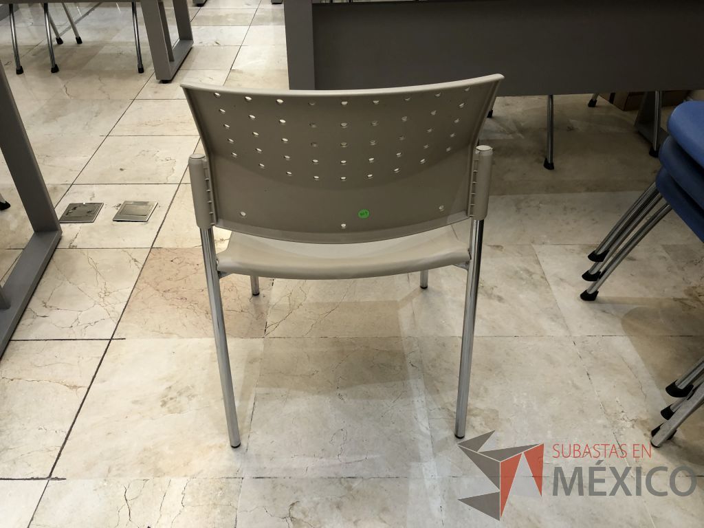 Lote 584 - Silla fija, asiento y respaldo en plástico color café - Imagen 4