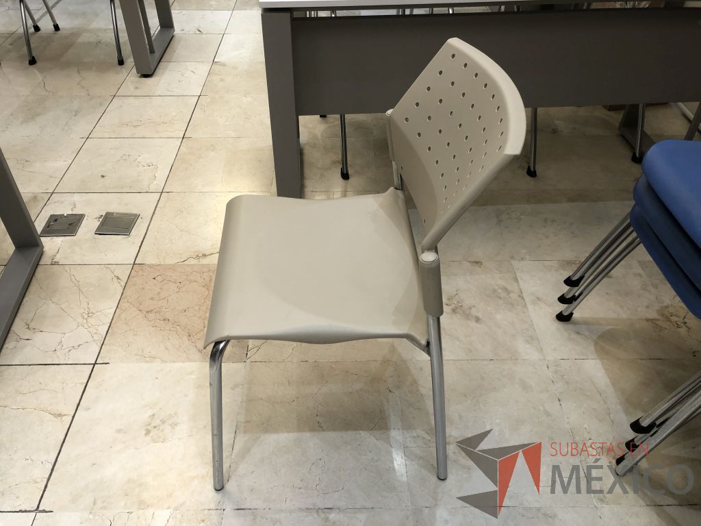Lote 584 - Silla fija, asiento y respaldo en plástico color café - Imagen 5