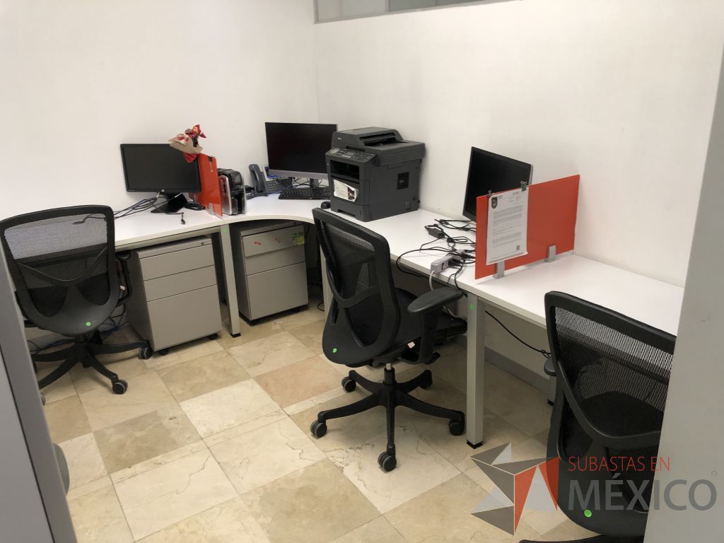 Lote 591 - Estación de trabajo para 3 personas con divisiones de cristal y 3 archiveros - Imagen 3