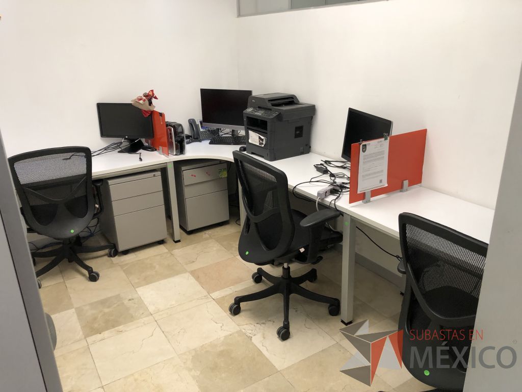 Lote 591 - Estación de trabajo para 3 personas con divisiones de cristal y 3 archiveros