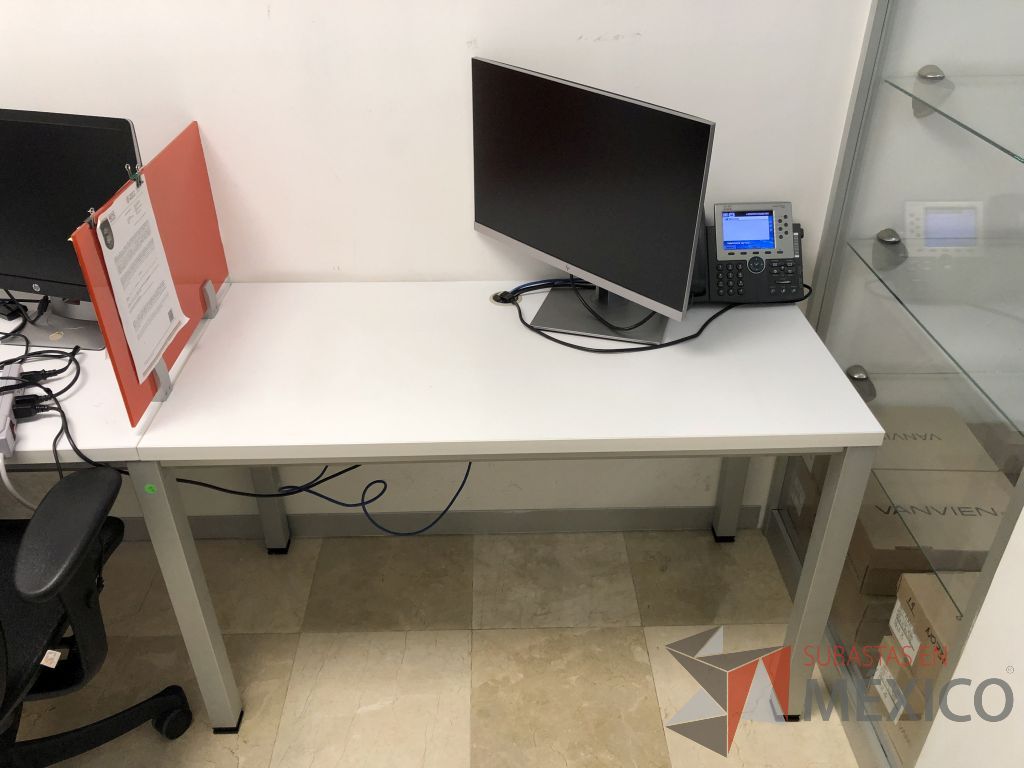 Lote 591 - Estación de trabajo para 3 personas con divisiones de cristal y 3 archiveros - Imagen 4