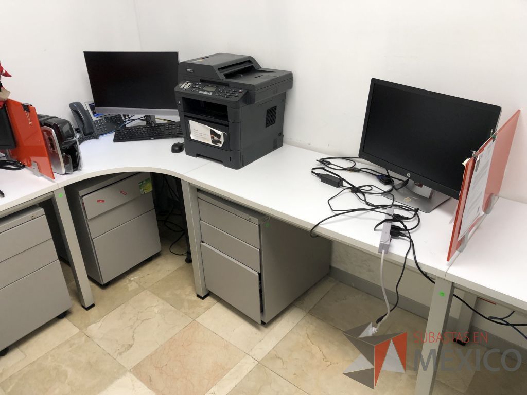 Lote 591 - Estación de trabajo para 3 personas con divisiones de cristal y 3 archiveros - Imagen 5