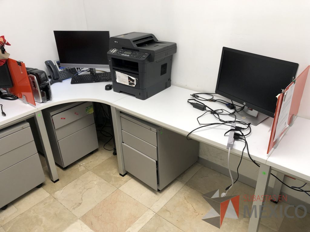 Lote 591 - Estación de trabajo para 3 personas con divisiones de cristal y 3 archiveros - Imagen 6