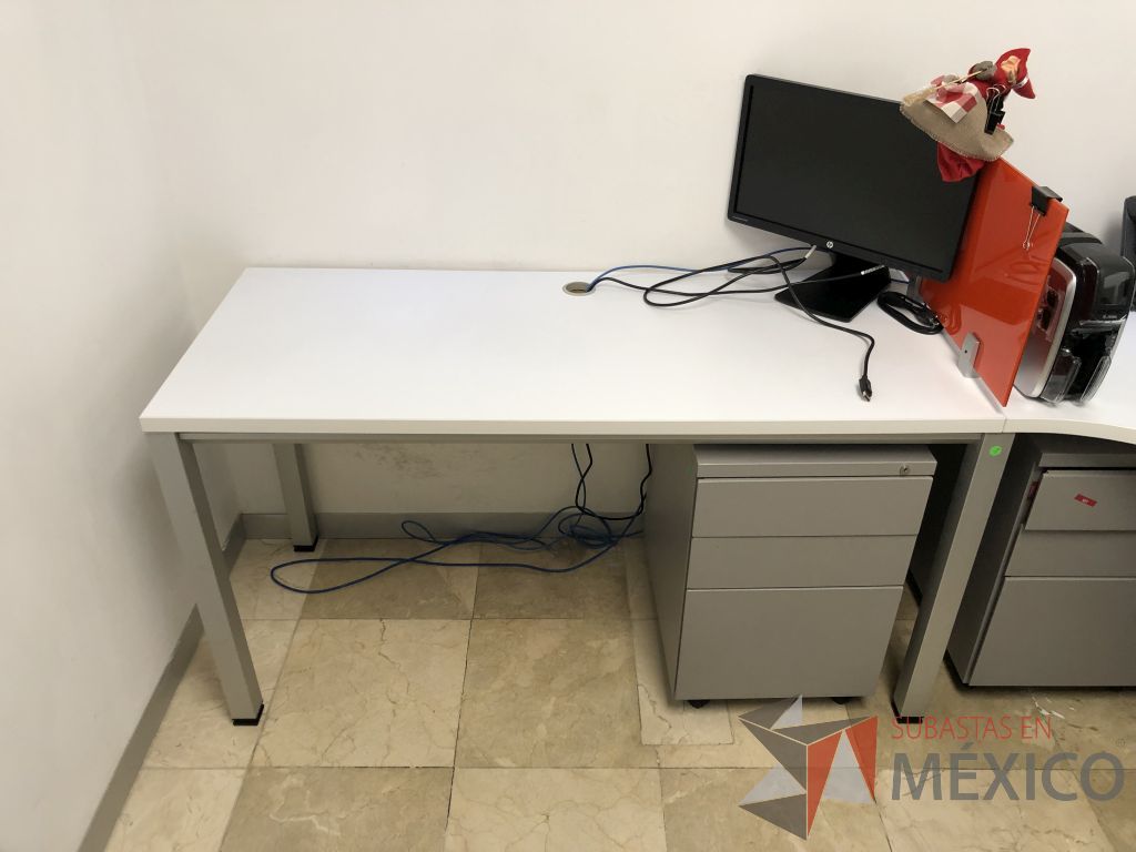 Lote 591 - Estación de trabajo para 3 personas con divisiones de cristal y 3 archiveros - Imagen 7