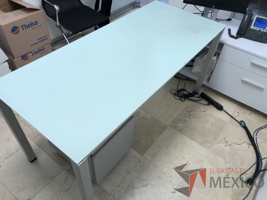Lote 593 - Escritorio con estructura metálica y cubierta de vidrio