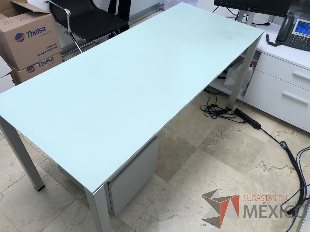 Lote 593 - Escritorio con estructura metálica y cubierta de vidrio - Imagen 2
