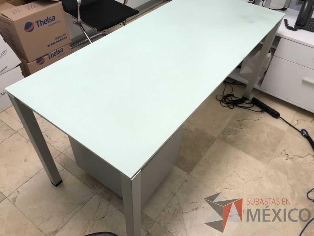 Lote 593 - Escritorio con estructura metálica y cubierta de vidrio - Imagen 3