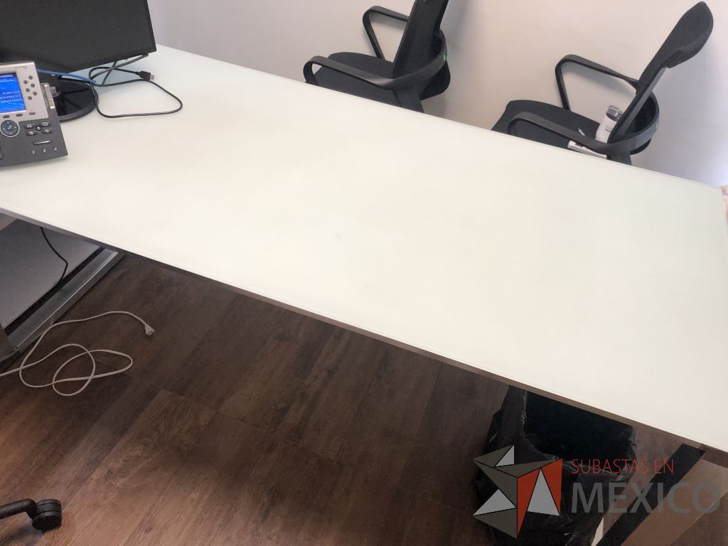 Lote 611 - Escritorio estructura metálica y cubierta de vidrio - Imagen 2