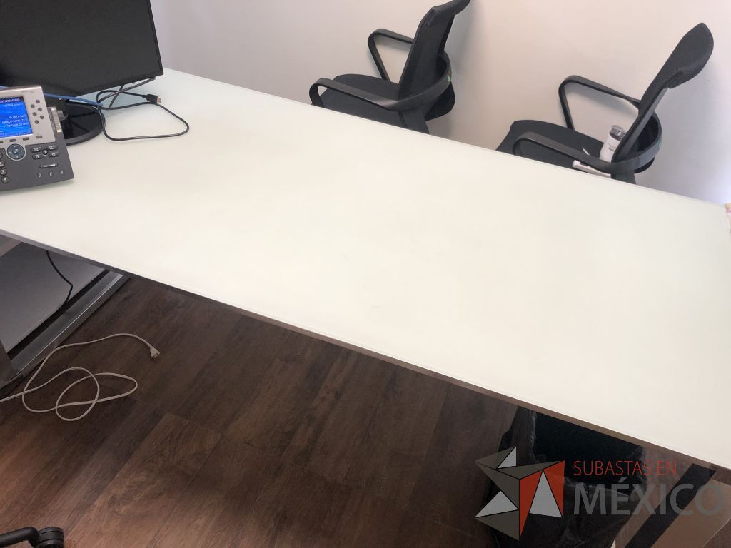 Lote 611 - Escritorio estructura metálica y cubierta de vidrio