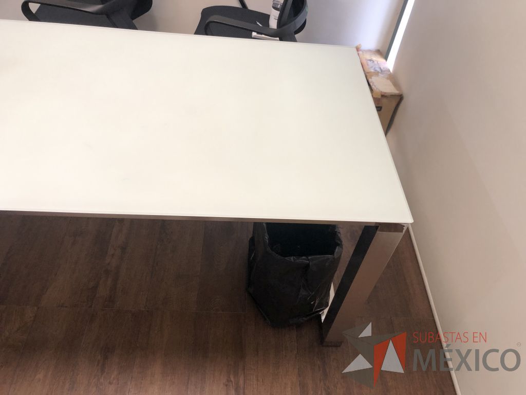Lote 611 - Escritorio estructura metálica y cubierta de vidrio - Imagen 4