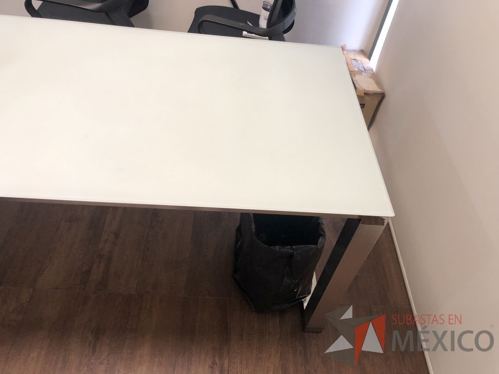 Lote 611 - Escritorio estructura metálica y cubierta de vidrio - Imagen 5