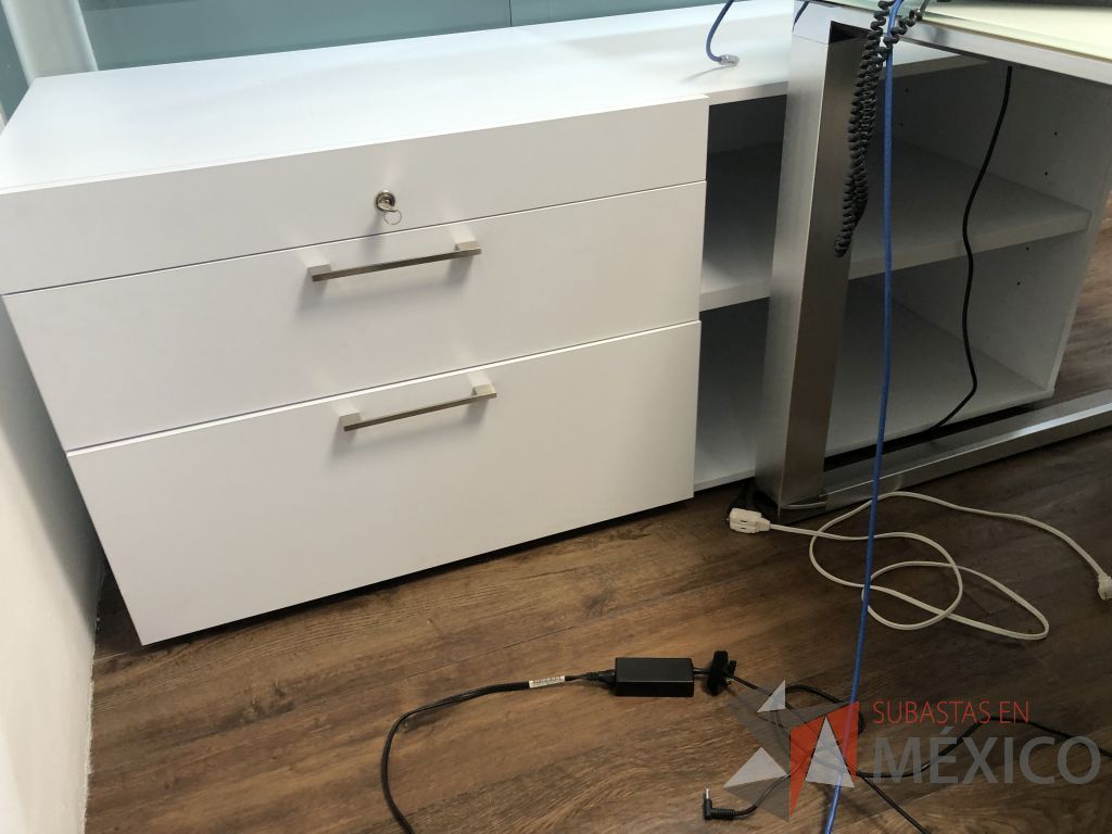 Lote 613- Credenza con 3 cajones y 1 entrepaño