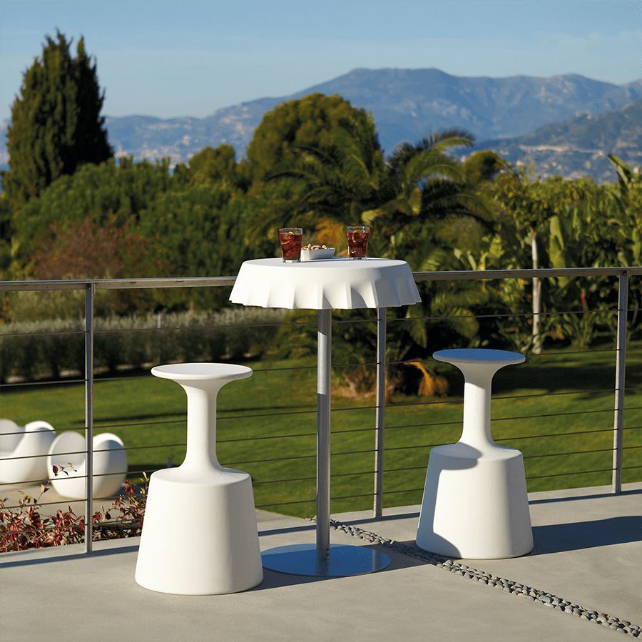 Lote 202 - Set de 6 Bancos altos Koncord blanco, 2 Bancos altos Amélie Sit Up,1 Mesa Amélie Up blanco y 1 Mesa alta Fizzz 110 cm blanco - Imagen 6