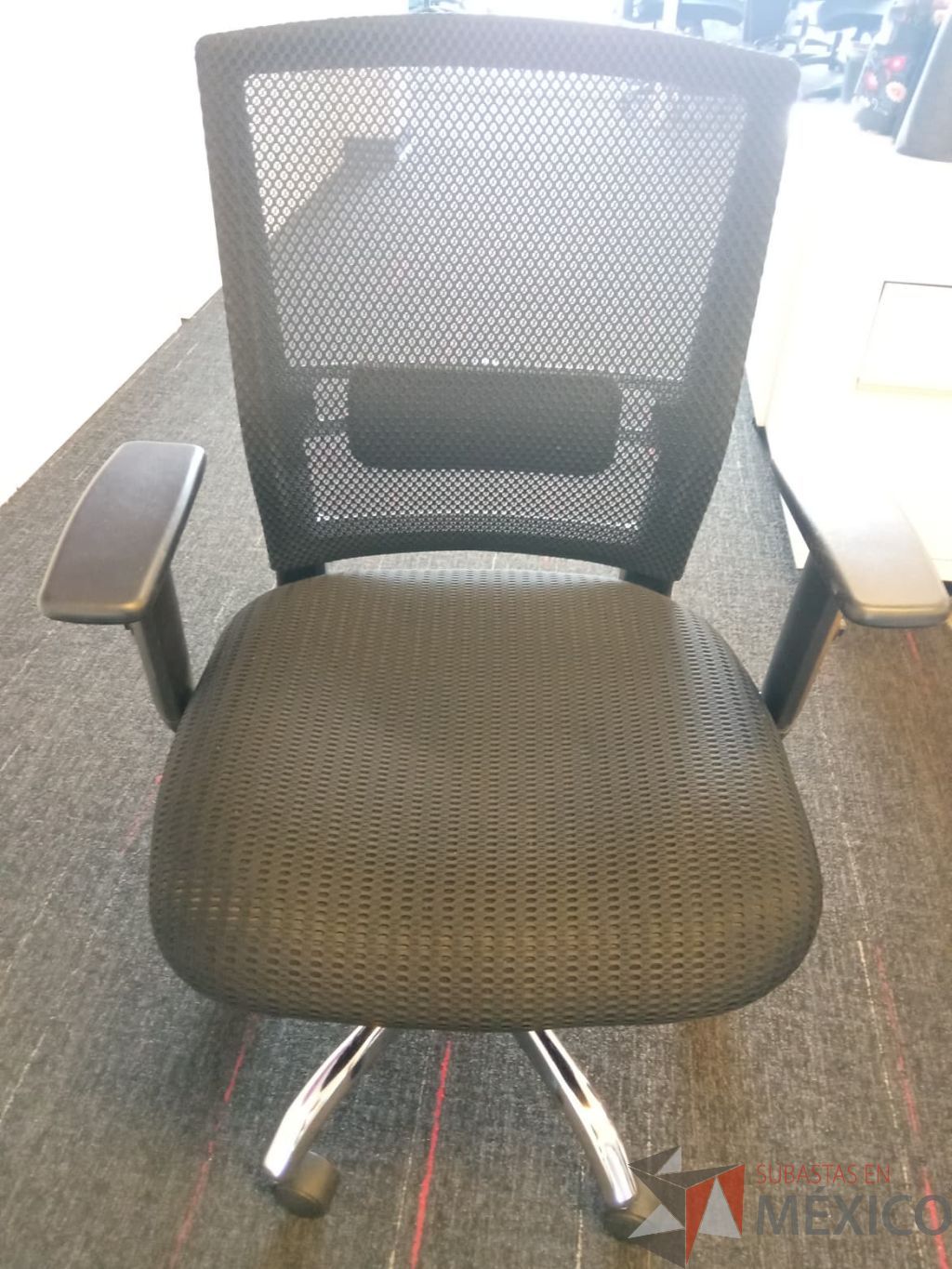 Lote 101 - Silla ejecutiva, respaldo en malla con asiento en tela, descansabrazos y ruedas - Imagen 2
