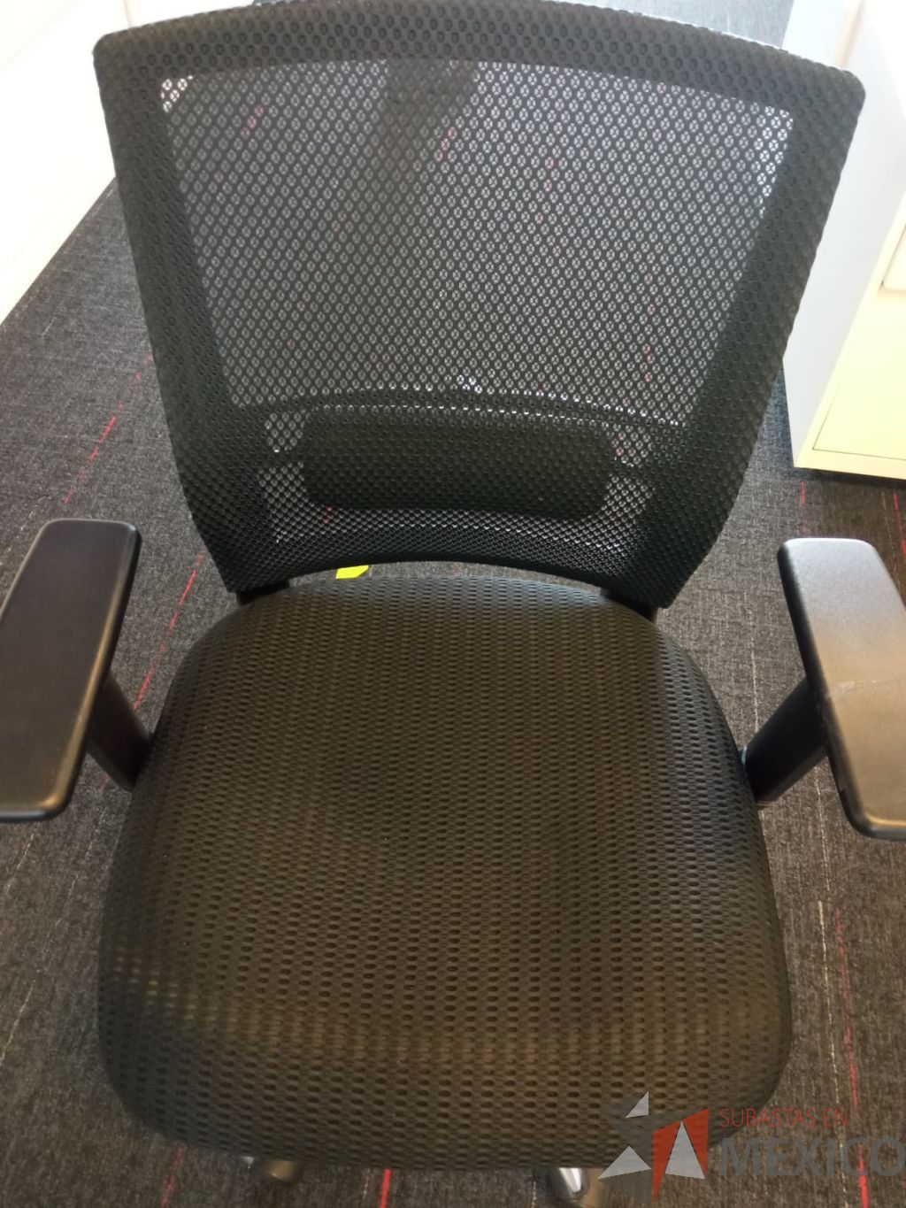 Lote 101 - Silla ejecutiva, respaldo en malla con asiento en tela, descansabrazos y ruedas - Imagen 3