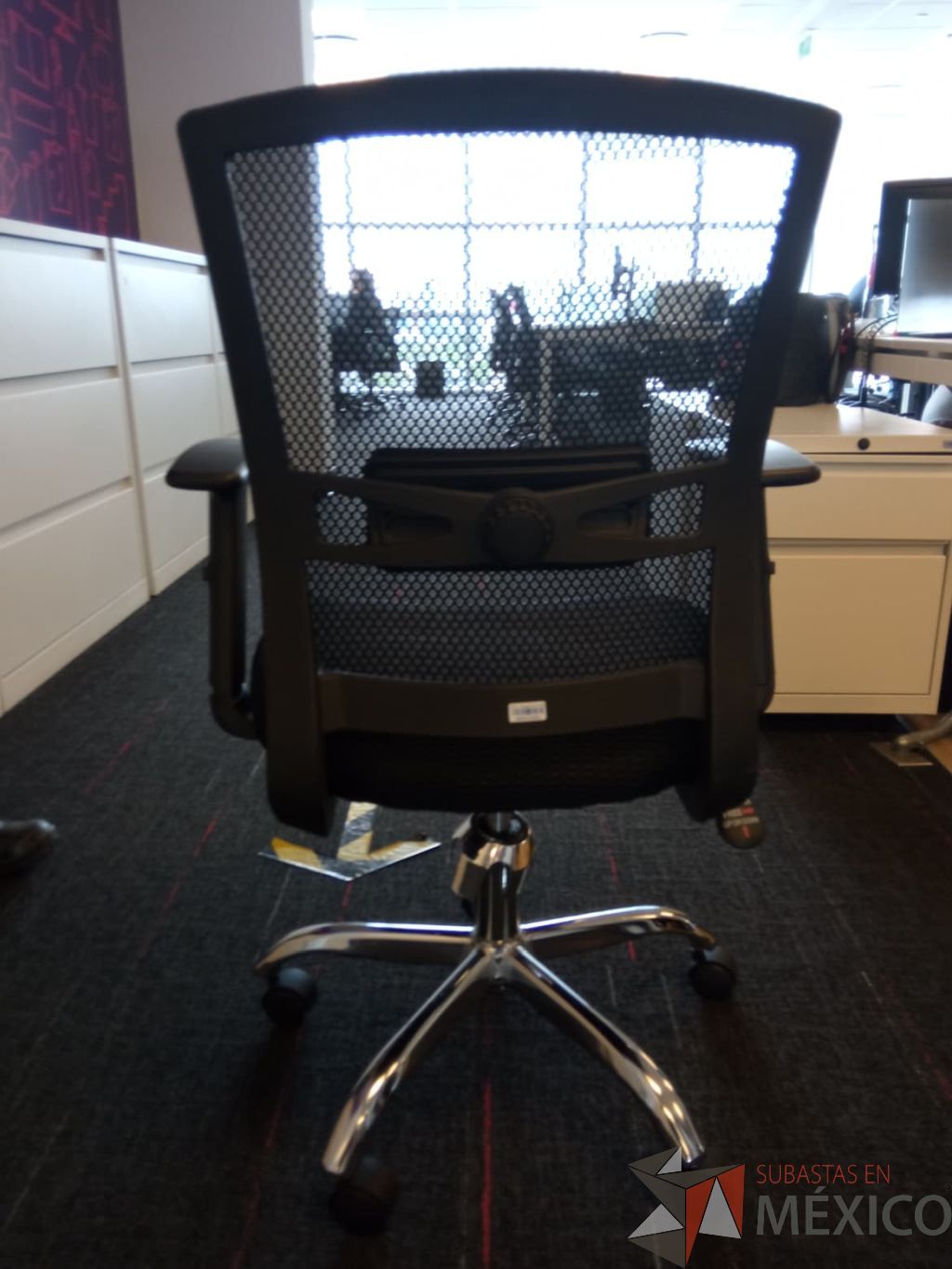 Lote 101 - Silla ejecutiva, respaldo en malla con asiento en tela, descansabrazos y ruedas - Imagen 4