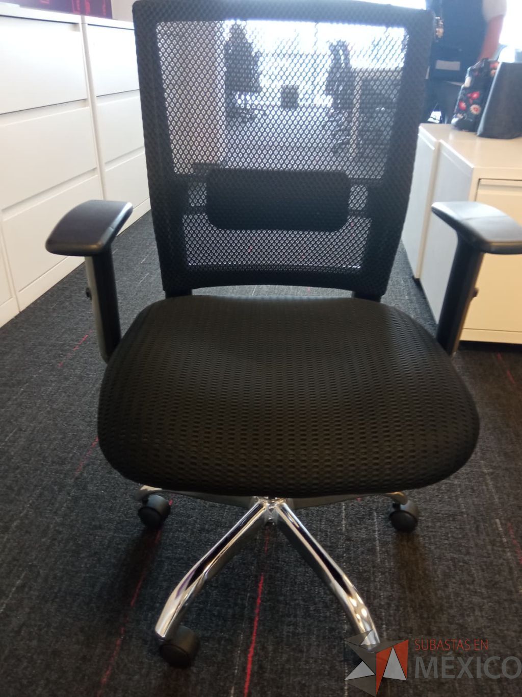 Lote 101 - Silla ejecutiva, respaldo en malla con asiento en tela, descansabrazos y ruedas - Imagen 5