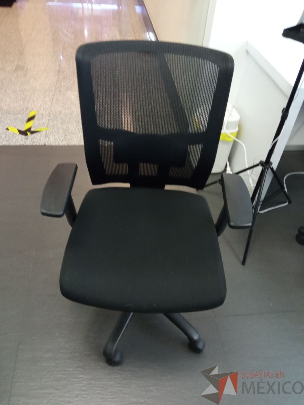 Lote 016 - 2 Sillas ejecutivas, respaldo en malla con asiento en tela, descansabrazos y ruedas - Imagen 3