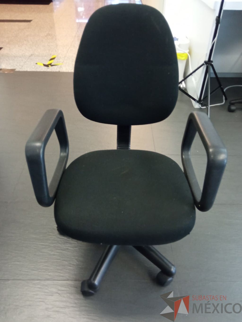 Lote 063 - Silla operativa, respaldo y asiento en tela, con descansabrazos y ruedas - Imagen 4