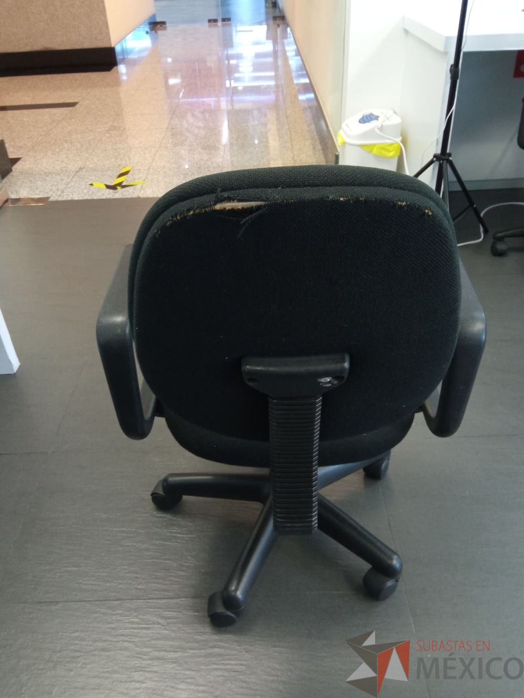 Lote 063 - Silla operativa, respaldo y asiento en tela, con descansabrazos y ruedas - Imagen 2