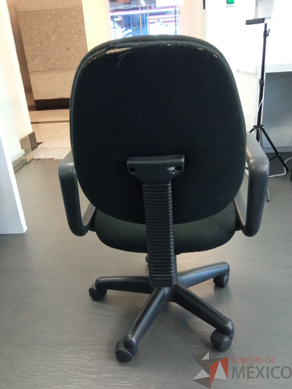 Lote 063 - Silla operativa, respaldo y asiento en tela, con descansabrazos y ruedas - Imagen 3