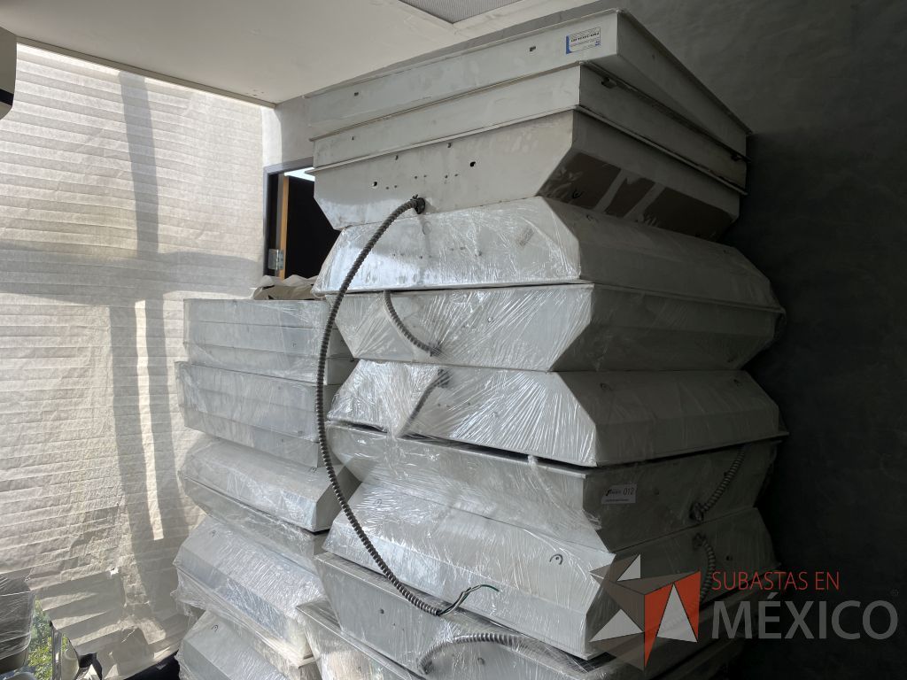 Lote 031 - 27 Lámparas metálicas para plafón color blanco