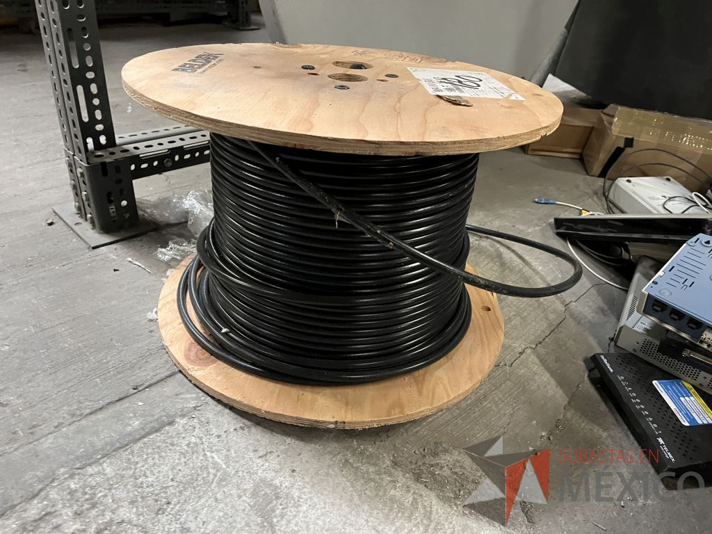 Lote 056 - Antena Parabólica y Rollo De Cable Coaxial