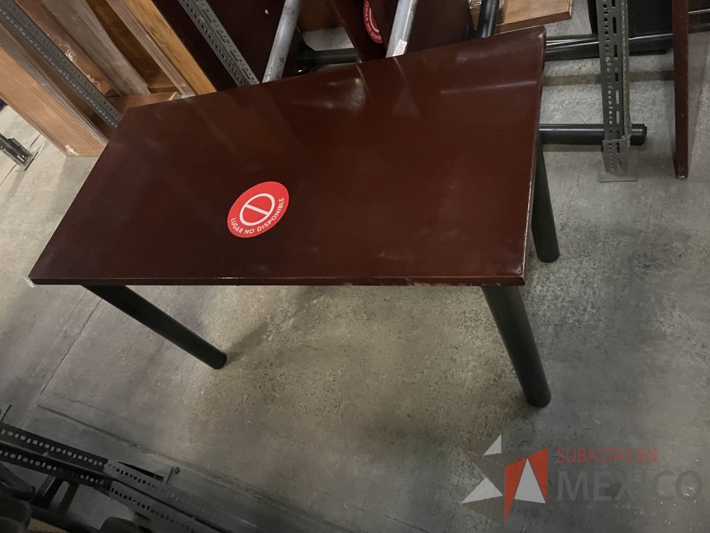 Lote 027 - Lote con 125 artículos (Porta pin pad, Sillas, Mesas de trabajo, Percheros) - Imagen 3