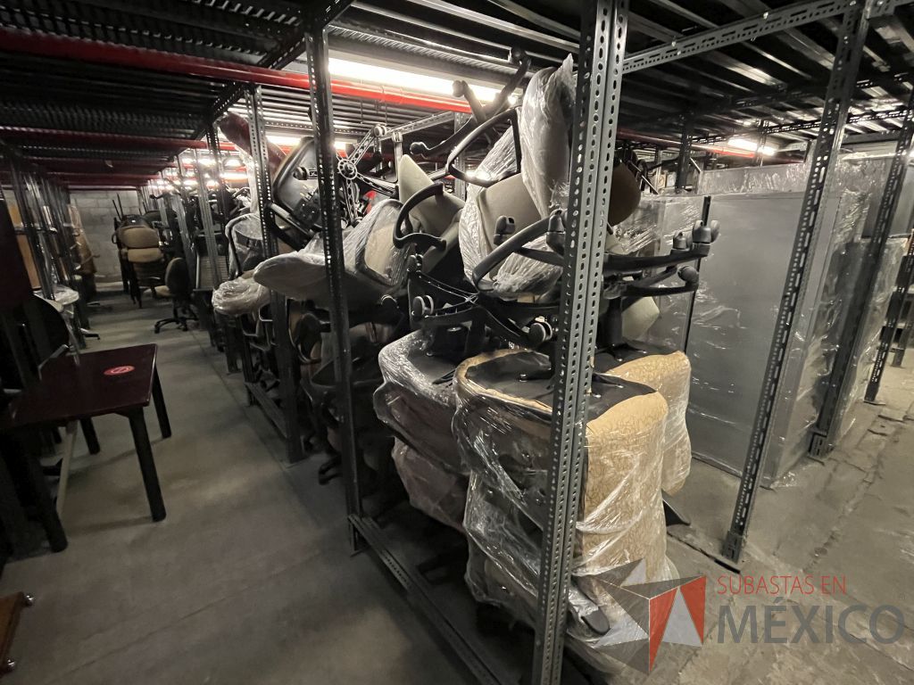 Lote 027 - Lote con 125 artículos (Porta pin pad, Sillas, Mesas de trabajo, Percheros)
