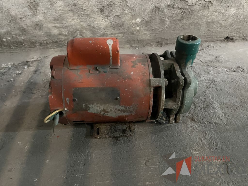 Lote 073 - 1 Compresor, 1 Condensador de aire acondicionado y 1 Bomba de agua metálica - Imagen 2