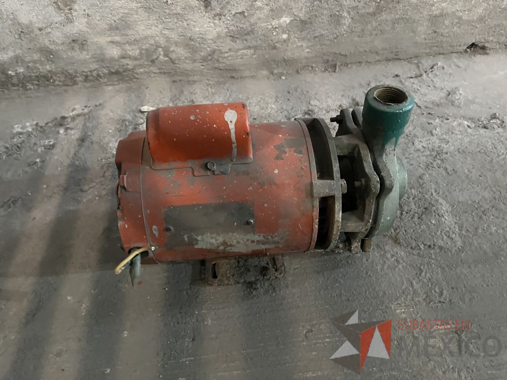 Lote 073 - 1 Compresor, 1 Condensador de aire acondicionado y 1 Bomba de agua metálica - Imagen 6