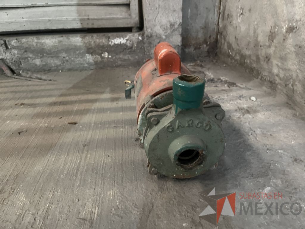Lote 073 - 1 Compresor, 1 Condensador de aire acondicionado y 1 Bomba de agua metálica - Imagen 8