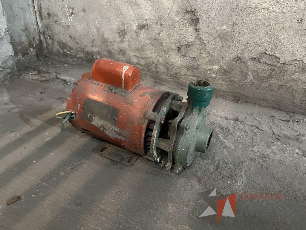 Lote 073 - 1 Compresor, 1 Condensador de aire acondicionado y 1 Bomba de agua metálica - Imagen 7