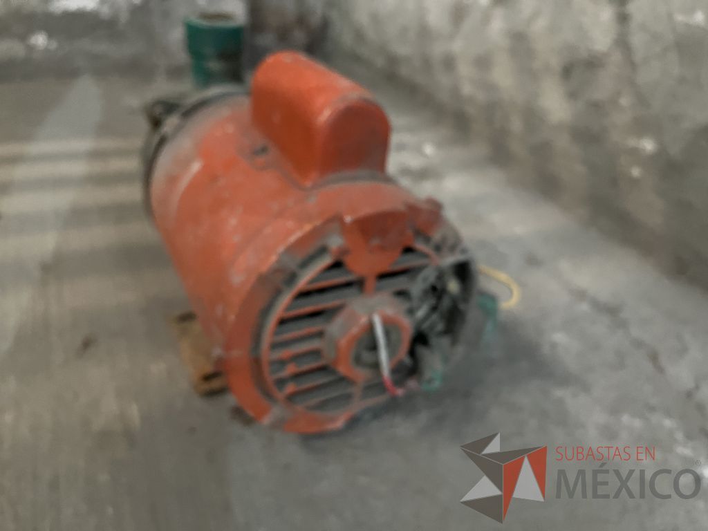Lote 073 - 1 Compresor, 1 Condensador de aire acondicionado y 1 Bomba de agua metálica - Imagen 4