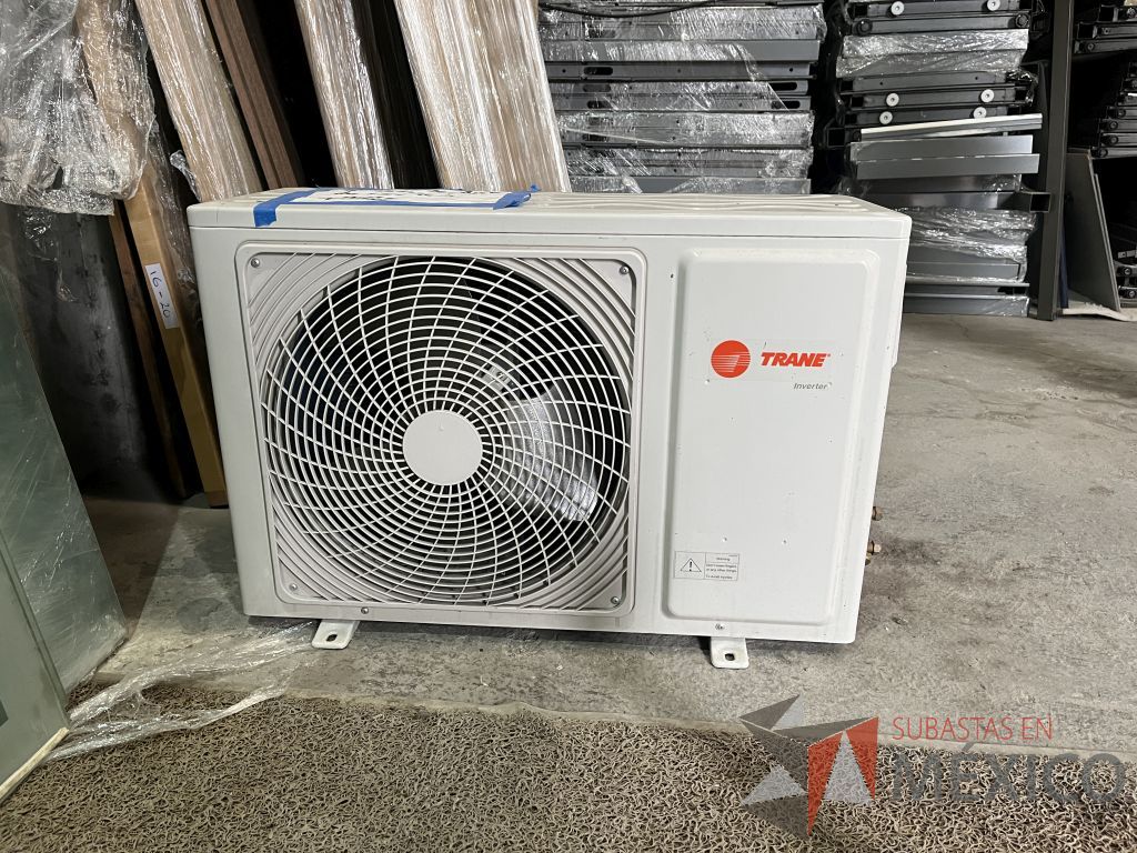 Lote 073 - 1 Compresor, 1 Condensador de aire acondicionado y 1 Bomba de agua metálica