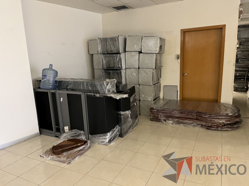 Lote 054 - Lote de 830 accesorios para estación de trabajo (mamparas, cubiertas, tapas, gavetas, piezas de herraje y bases) - Imagen 5