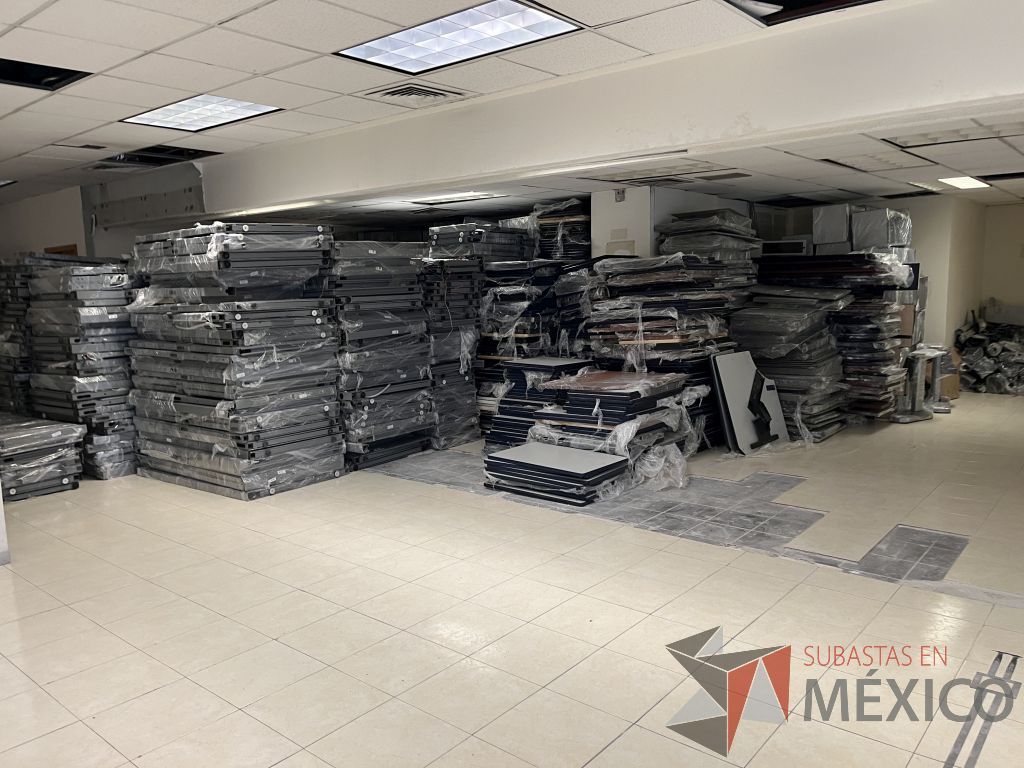 Lote 054 - Lote de 830 accesorios para estación de trabajo (mamparas, cubiertas, tapas, gavetas, piezas de herraje y bases) - Imagen 4