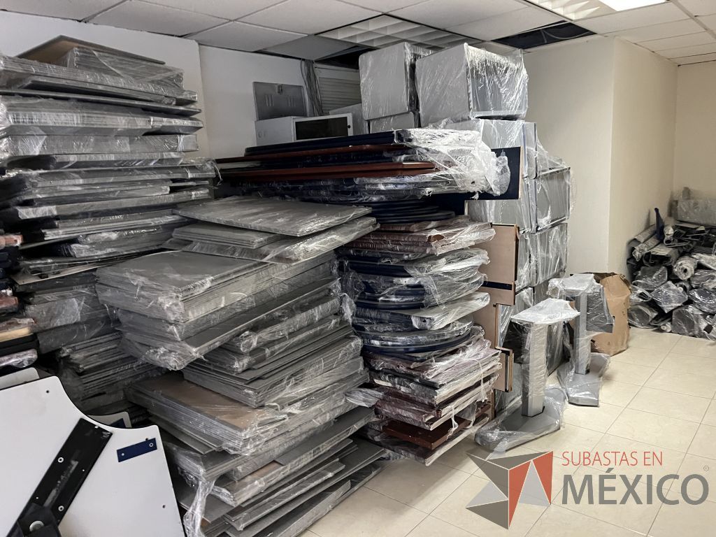 Lote 054 - Lote de 830 accesorios para estación de trabajo (mamparas, cubiertas, tapas, gavetas, piezas de herraje y bases) - Imagen 7