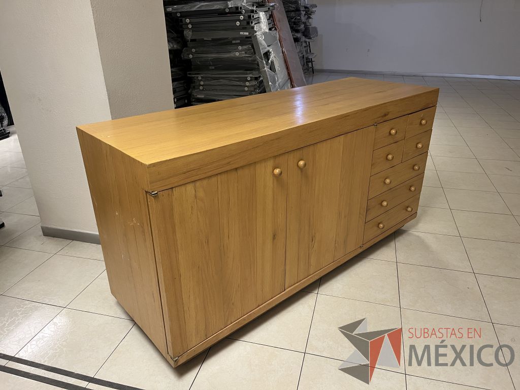 Lote 053 - Lote con 30 artículos (credenzas, mesas, cocineta, lamparas, bocina, reloj y tapetes) - Imagen 6