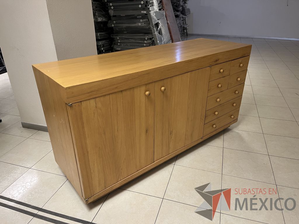 Lote 053 - Lote con 30 artículos (credenzas, mesas, cocineta, lamparas, bocina, reloj y tapetes) - Imagen 2