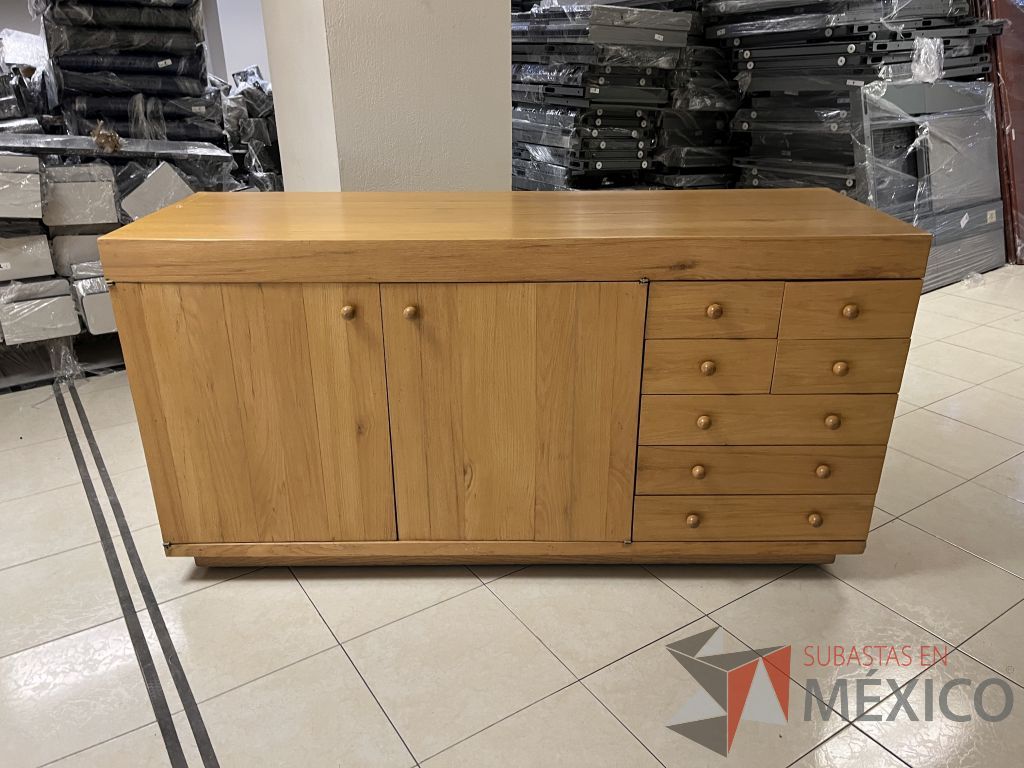 Lote 053 - Lote con 30 artículos (credenzas, mesas, cocineta, lamparas, bocina, reloj y tapetes) - Imagen 3
