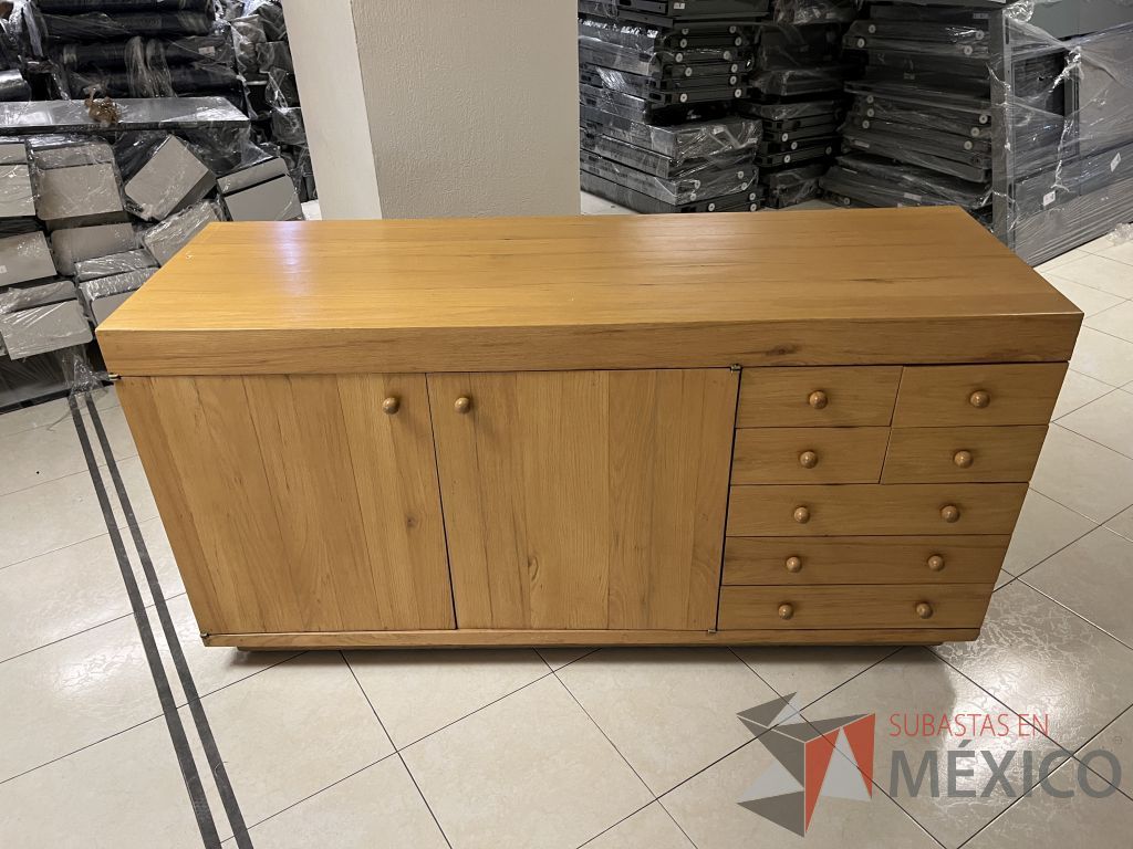 Lote 053 - Lote con 30 artículos (credenzas, mesas, cocineta, lamparas, bocina, reloj y tapetes) - Imagen 5